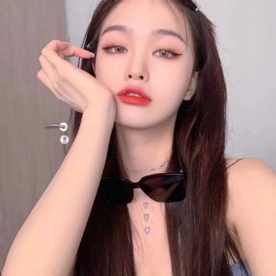 穿黄睡衣的女孩
